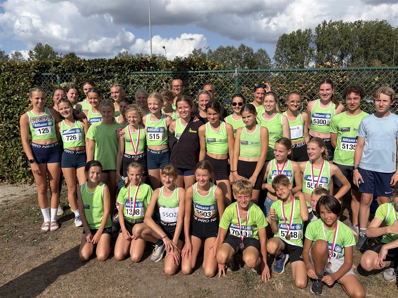 Jeugdgroep en trainer tijdens een atletiektraining op de piste